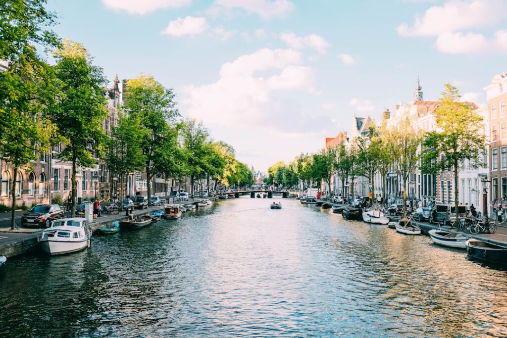 Grachtenpanden in Amsterdam, de stad waar Eva Jinek vlakbij woont